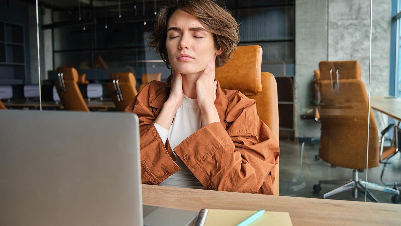 Massage therapy for office worker in Willoughby